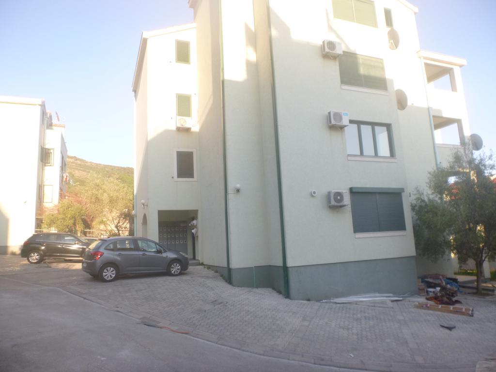 Apartman Ozi Petrovac Exteriör bild